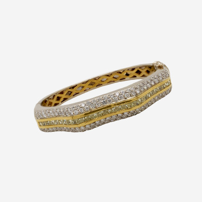 18Kt Yellow Gold 22KT White Gold Yellow and White Diamond Bangle